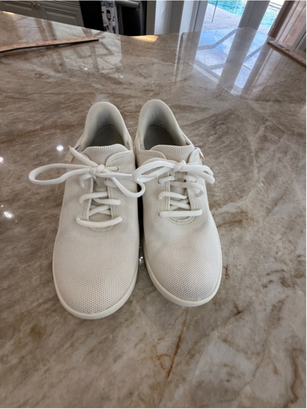 Woman’s Kizik White Sneakers Size woman 5.5-6. Men’s 4.5-5 per the insole.